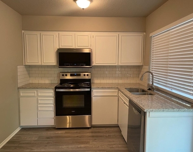 1517 Vanderbilt Drive - Photo Thumbnail 3