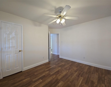2424 Brycewood Lane - Photo Thumbnail 16