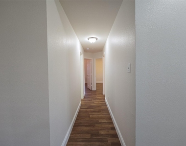 2424 Brycewood Lane - Photo Thumbnail 15