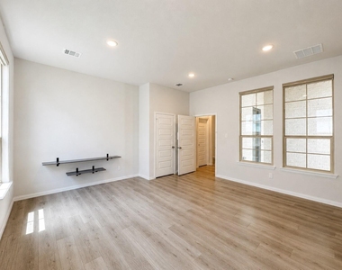 2808 Garrison Drive - Photo Thumbnail 5