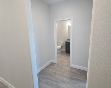 525 Hillcrest Circle - Photo Thumbnail 2