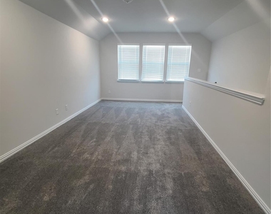 525 Hillcrest Circle - Photo Thumbnail 11