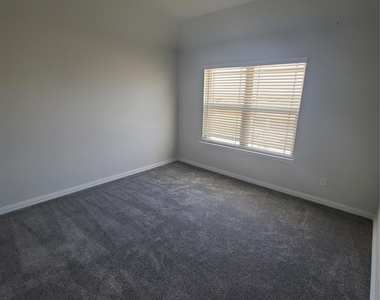 525 Hillcrest Circle - Photo Thumbnail 12