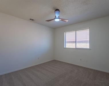 410 W Oak Street - Photo Thumbnail 15