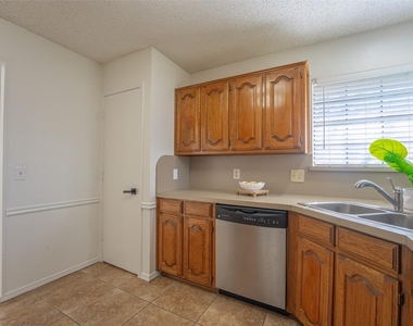 410 W Oak Street - Photo Thumbnail 10