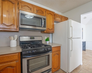 410 W Oak Street - Photo Thumbnail 8