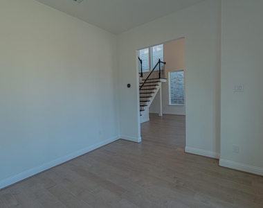 4924 Daybreak Drive - Photo Thumbnail 12
