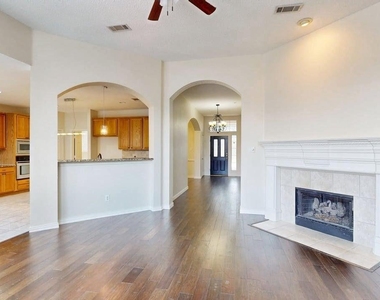 1404 Rosewood Trail - Photo Thumbnail 2