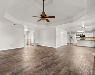 812 Regina Drive - Photo Thumbnail 2