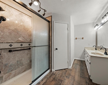 812 Regina Drive - Photo Thumbnail 8