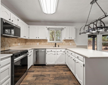 812 Regina Drive - Photo Thumbnail 5