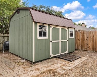 812 Regina Drive - Photo Thumbnail 12