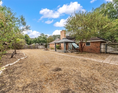812 Regina Drive - Photo Thumbnail 13