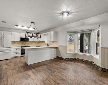 812 Regina Drive - Photo Thumbnail 3