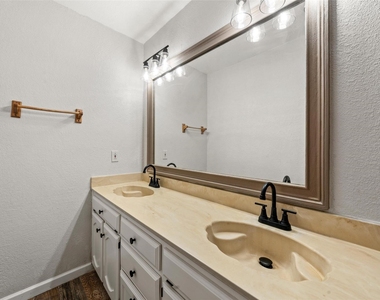 812 Regina Drive - Photo Thumbnail 11