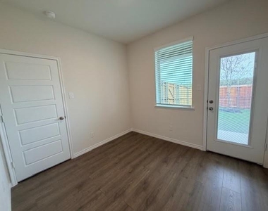 2512 Pikes Peak Way - Photo Thumbnail 6