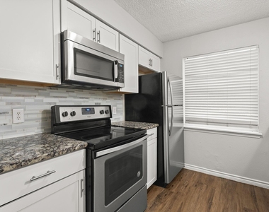 429 Johnson Street - Photo Thumbnail 2