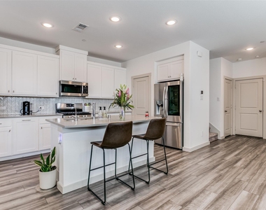 2744 Parkview Place - Photo Thumbnail 2