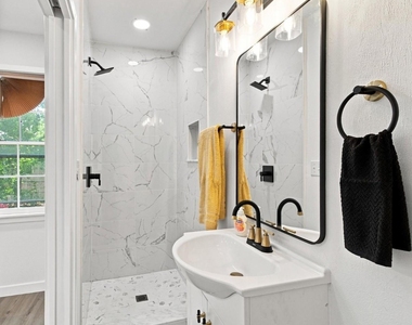 2716 Frazier Avenue - Photo Thumbnail 10