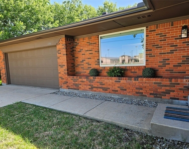 1306 N Powell Parkway - Photo Thumbnail 3