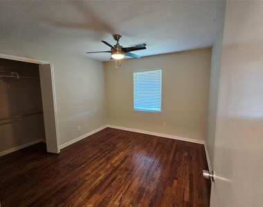 1306 N Powell Parkway - Photo Thumbnail 7