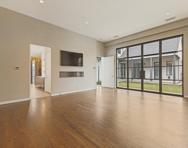 4352 Fairfax Avenue - Photo Thumbnail 22