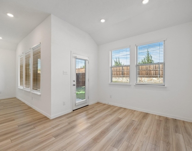 1836 Lockhart Drive - Photo Thumbnail 11