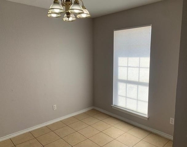 506 Valleyridge Court - Photo Thumbnail 4