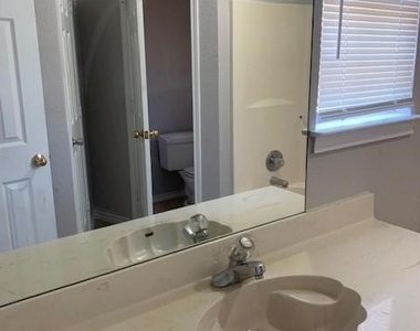 506 Valleyridge Court - Photo Thumbnail 8