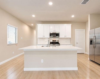 808 Knox River Drive - Photo Thumbnail 5