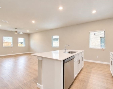 808 Knox River Drive - Photo Thumbnail 4