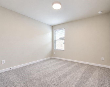 808 Knox River Drive - Photo Thumbnail 17