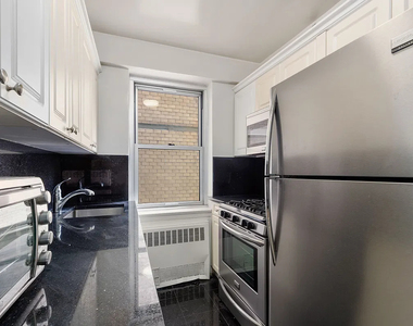 East 46th Street - Photo Thumbnail 3