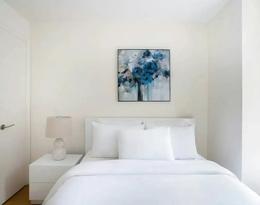 East 52nd Street - Photo Thumbnail 4