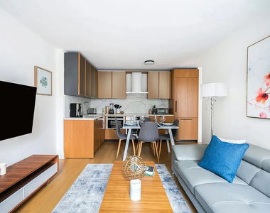 East 52nd Street - Photo Thumbnail 1