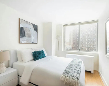 East 52nd Street - Photo Thumbnail 3