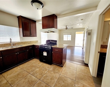 115 W Sunkist Street - Photo Thumbnail 3