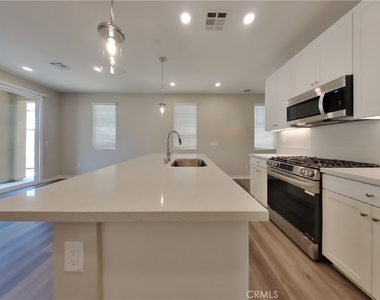 31646 Rosetta Street - Photo Thumbnail 4