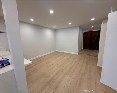 8201 Greenbush Avenue - Photo Thumbnail 4
