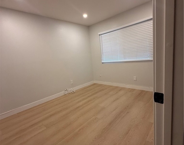 8201 Greenbush Avenue - Photo Thumbnail 6