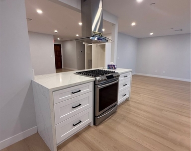 8201 Greenbush Avenue - Photo Thumbnail 2