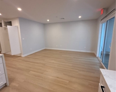 8201 Greenbush Avenue - Photo Thumbnail 3