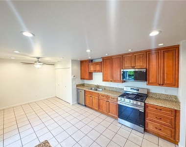 9952 Independence Avenue - Photo Thumbnail 8