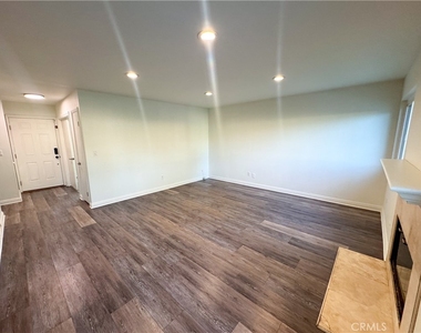 9952 Independence Avenue - Photo Thumbnail 15