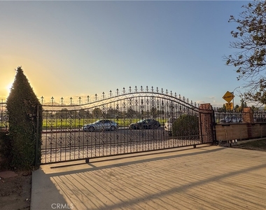 9952 Independence Avenue - Photo Thumbnail 3