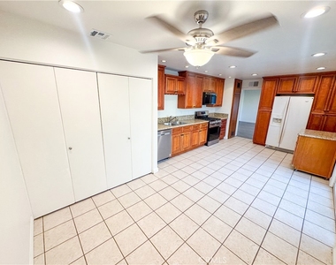9952 Independence Avenue - Photo Thumbnail 10