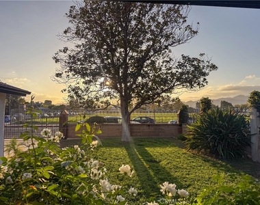 9952 Independence Avenue - Photo Thumbnail 4