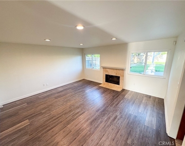 9952 Independence Avenue - Photo Thumbnail 6