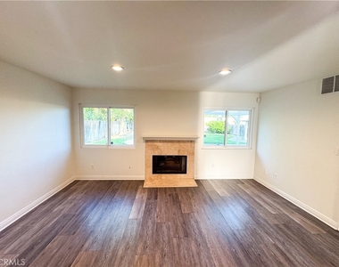 9952 Independence Avenue - Photo Thumbnail 5