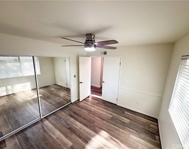 9952 Independence Avenue - Photo Thumbnail 14